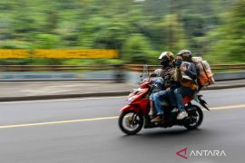 Jalan Cadas Pangeran Sumedang normal kembali usai pohon tumbang timpa pengendara motor