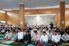 Bupati Belitung laksanakan shalat Idul Fitri 1446 Hijriah bersama ratusan masyarakat