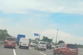 Arus lalu lintas ruas jalan Tol Jakarta-Cikampek cukup padat di hari lebaran