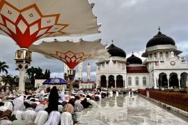 Diguyur hujan deras, Jamaah di Masjid Raya Baiturrahman tetap khusyuk shalat Id