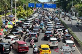 Situasi lalin di sekitar TPU Karet Bivak padat saat Lebaran