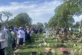 Umat Hindu ikut ziarah di Makam Muslim Wanasari saat Idul Fitri