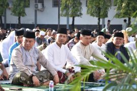 Danlantamal VI shalat Ied bersama masyarakat di Lapangan Arafuru