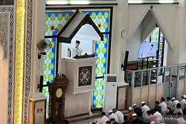 Gubernur Sultra bersama warga shalat Idul Fitri di Masjid Al Kautsar Kendari