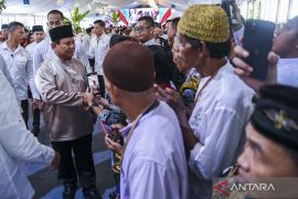 Prabowo salami ribuan warga saat "open house" di Istana