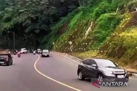 Pemudik jarak dekat masih melintasi Cianjur pada hari pertama Lebaran