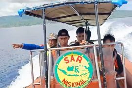 Longboat terbalik, ibu dan dua anaknya masih dalam pencarian