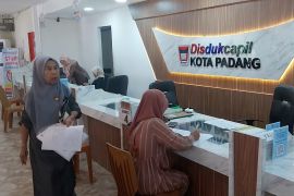 Disdukcapil Kota Padang buka layanan adminduk saat libur lebaran