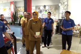 Distransnaker Sultra sidak toko dan swalayan pastikan pembayaran THR