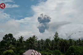 Gunung Dukono semburkan abu vulkanik setinggi 3.000 meter