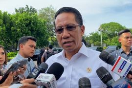 Menkum minta masyarakat tidak khawatir, beri kesempatan UU TNI berlaku