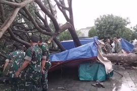 Hujan es dan angin kencang di Karanganyar renggut korban jiwa