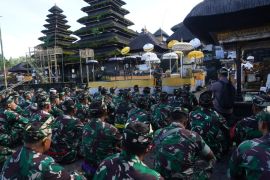 Danrem 163/Wira Satya pimpin ratusan prajurit bersihkan Pura Agung Besakih