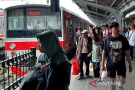 Libur Lebaran, pengguna KRL Bogor-Kota didominasi keluarga