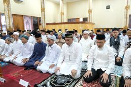 Wakapolda Kaltara dan Personel Polda Kaltara Bersama Masyarakat Laksanakan Sholat Idul Fitri 1446 H