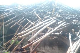 Rumah warga di Banten roboh diterjang angin kencang