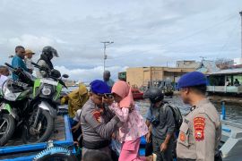 Polairud Malut atur kelancaran arus penumpang di Pelabuhan Bastiong Ternate