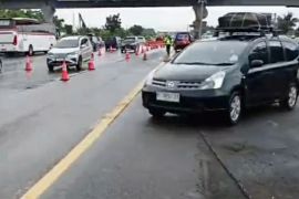 Petugas terapkan contraflow di jalan Tol Jakarta-Cikampek dan Cipali pada hari kedua lebaran