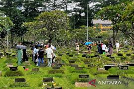 Lebaran hari kedua, TPU Karet Bivak masih ramai peziarah