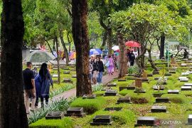 Peziarah TPU Karet Bivak Jakarta Pusat terus berdatangan meski hujan gerimis