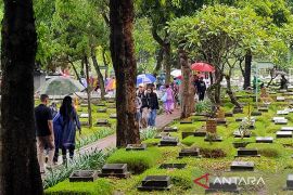 Meski gerimis, peziarah terus berdatangan ke TPU Karet Bivak