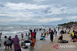H+2 Lebaran warga padati kawasan Pantai Anyer Serang Banten