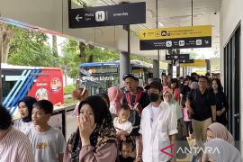 Transportasi umum jadi pilihan untuk ke Ragunan di libur Lebaran