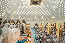Shalat Idul Fitri di Masjid Al Jabbar