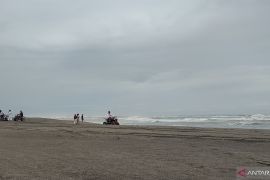 Wisatawan dilarang renang di pantai selatan Cianjur, ini penyebabnya!