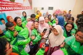 Gubernur Khofifah halalbihalal dengan perempuan pengemudi ojek daring