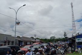 Urai kepadatan menuju Pantai Anyer, polisi berlakukan sistem buka tutup