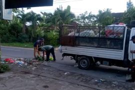 Petugas kebersihan di Lombok Tengah tetap siaga bersihkan sampah saat libur Lebaran