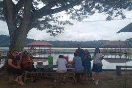 Warga habiskan waktu libur Lebaran di Danau Talaga Donggala