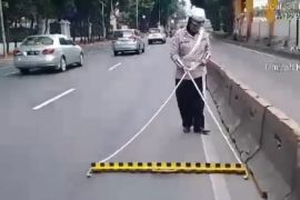 Polisi gelar patroli bersihkan ranjau paku di sepanjang Jalan Pejompongan