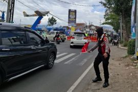 Polisi mengurai kepadatan arus kendaraan dari kedua jalur di Garut
