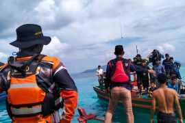 Tim SAR evakuasi penumpang pompong terbalik di Anambas