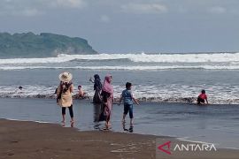 Wisatawan Pantai Selatan Jateng waspadai pasang maksimum 3 - 5 April