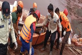 Tim SAR evakuasi satu korban tertimbun longsor di PT IMIP
