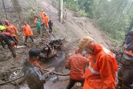Tanah longsor tutup jalan Sumber Brantas-Pacet, dua kendaraan terjebak