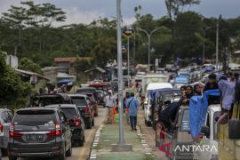 Kepadatan kendaraan menuju kawasan wisata di Anyer