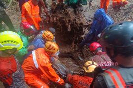 Satu orang ditemukan tewas akibat tanah longsor di jalur Pacet