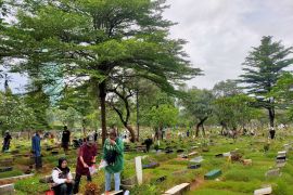 Mengais hidup dari rumah orang mati