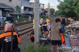 Seorang pria asal Palembang tewas terserempet kereta