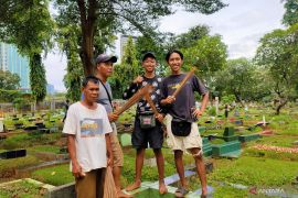 Mencari penghidupan dari rumah orang mati