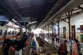 Lonjakan penumpang arus balik mulai padati stasiun di Daop Jember
