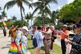 240 turis nikmati pantai Parai Bangka