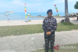 TNI AL Babel bantu pengamanan kunjungan turis di Pantai Parai Bangka