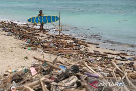 Sampah kayu dan plastik terbawa gelombang tinggi di Pantai Kuta Bali