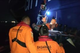 SAR evakuasi 17 ABK kapal terbakar di Perairan Pulau Tarahan