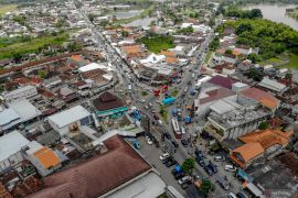 Kepadatan kendaraan di Simpang Tiga Babat Lamongan